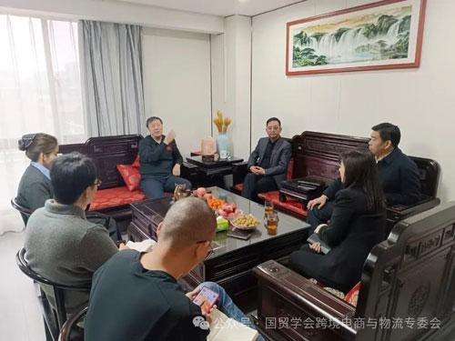 跨境電商與物流專(zhuān)業(yè)委員會(huì)負(fù)責(zé)人高翔與河南路通國(guó)際經(jīng)貿(mào)集團(tuán)李鋼偉董事長(zhǎng)會(huì)面，共商行業(yè)發(fā)展新機(jī)遇